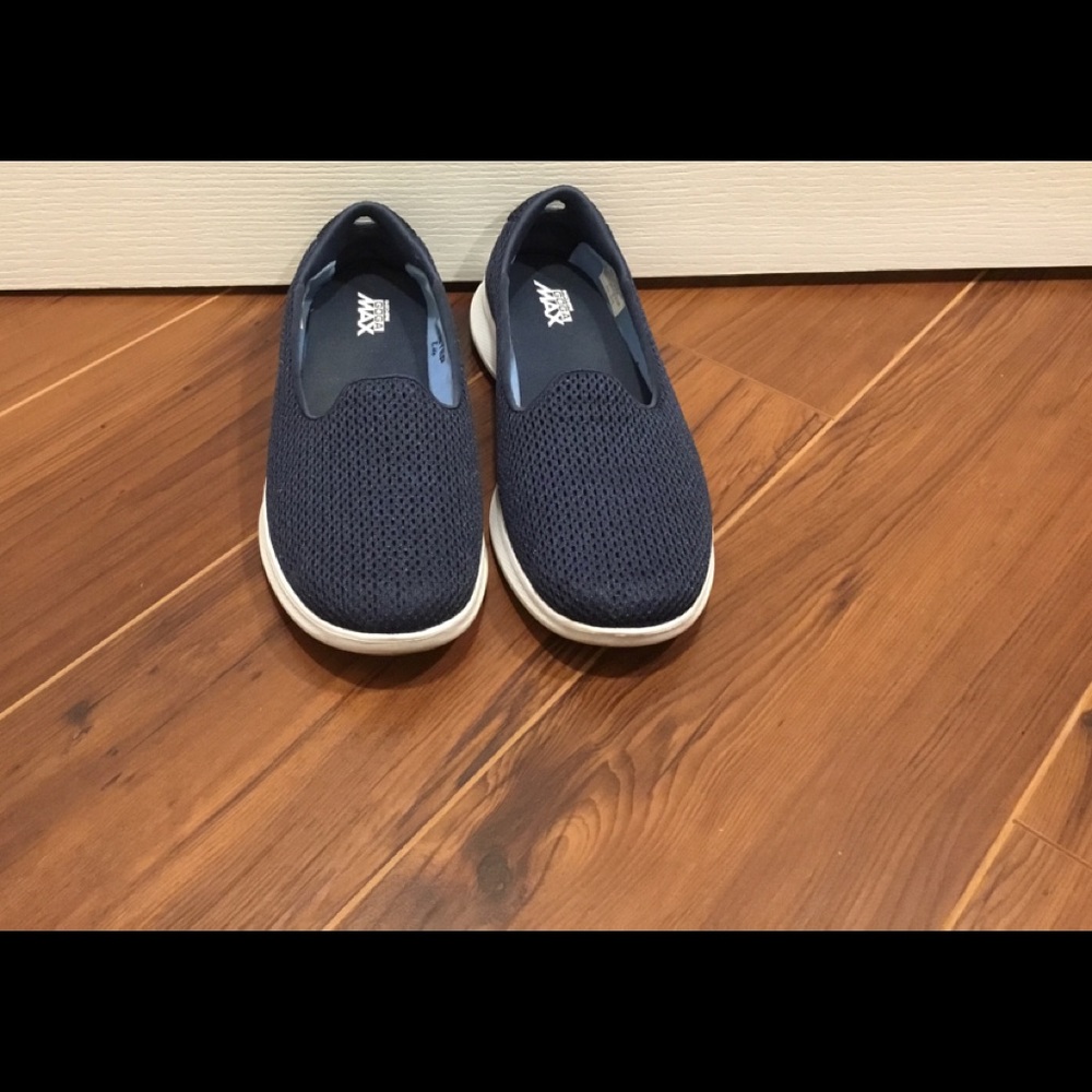 Like New Skechers GOGA Max Go Step Lite - Navy Blue - Women Sz 9.5